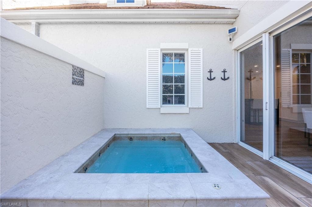 334 8th Ave S 7, Naples, FL 34102-35