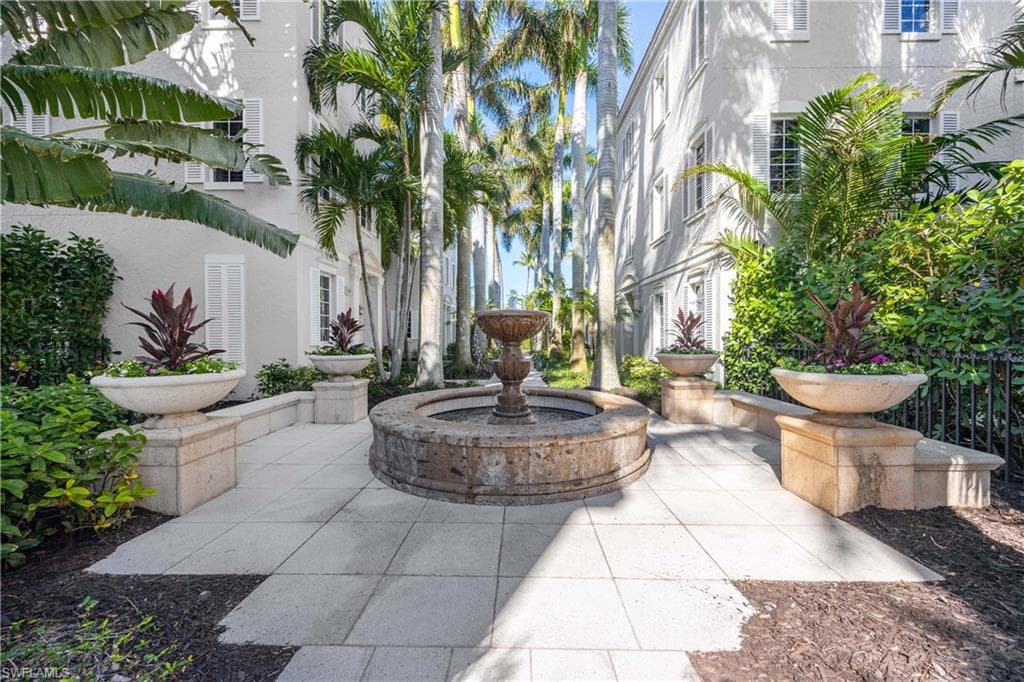 334 8th Ave S 7, Naples, FL 34102-4