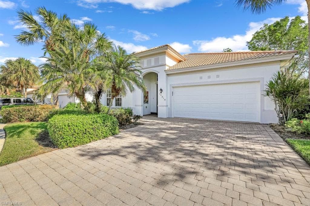 15818 Delaplata Ln, Naples, FL 34110-2