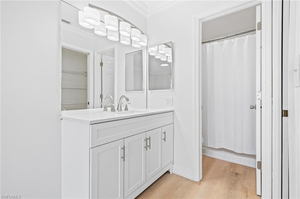 1045 Mainsail Dr 412, Naples, FL 34114-9