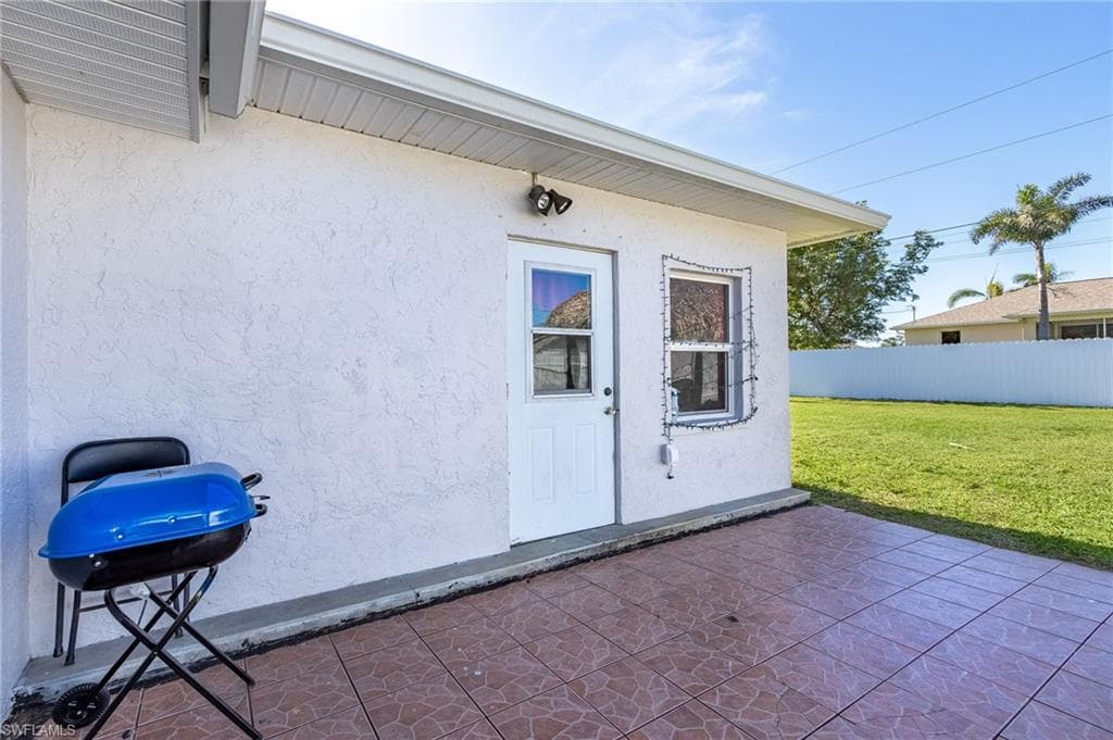 1214 8th Ct, Cape Coral, FL 33991-22