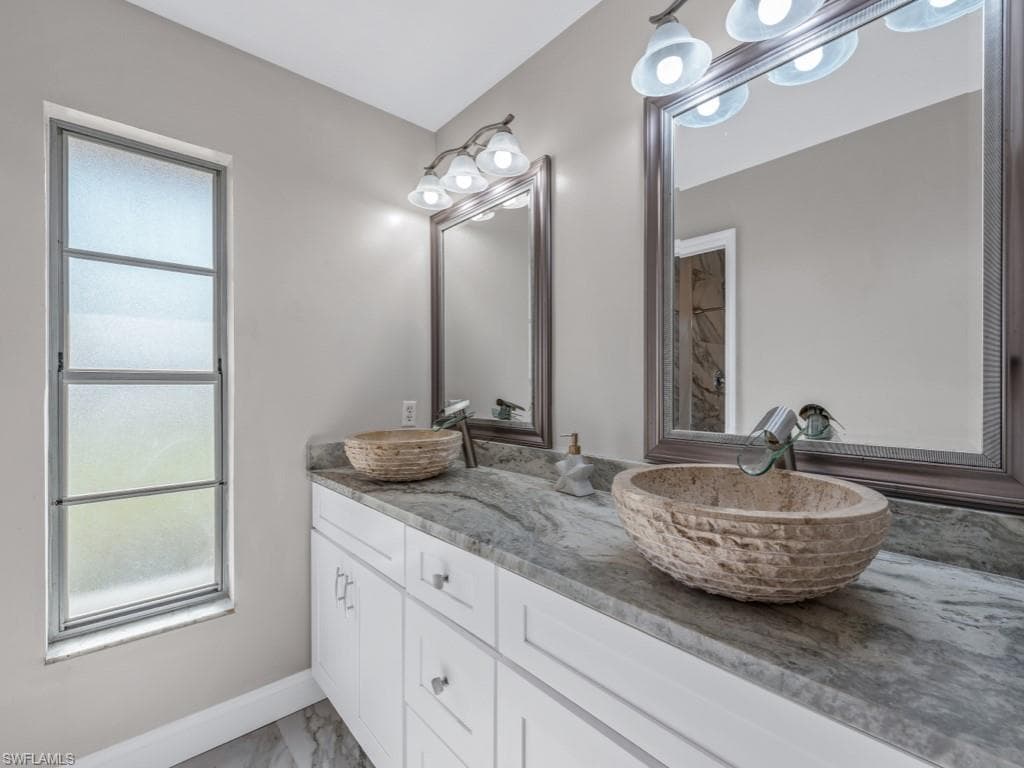 541 Landmark Dr, Naples, FL 34112-9