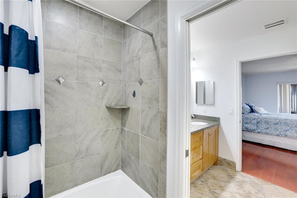 1050 9th St S 202, Naples, FL 34102-15