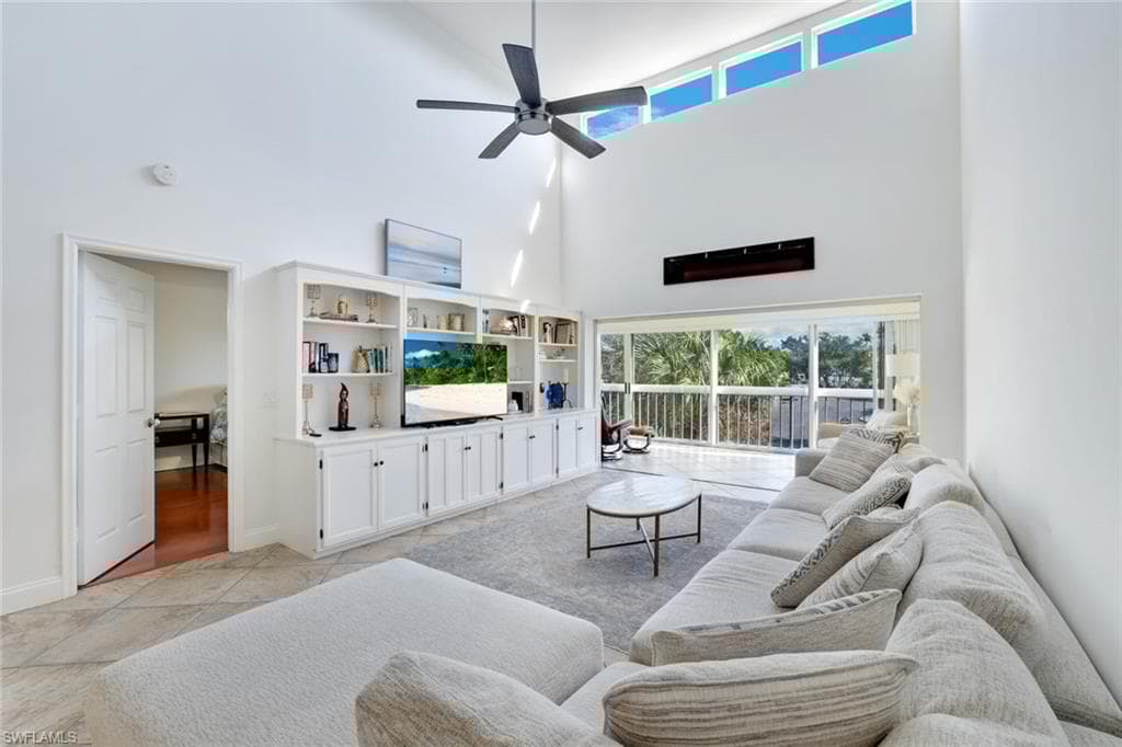 1050 9th St S 202, Naples, FL 34102-1