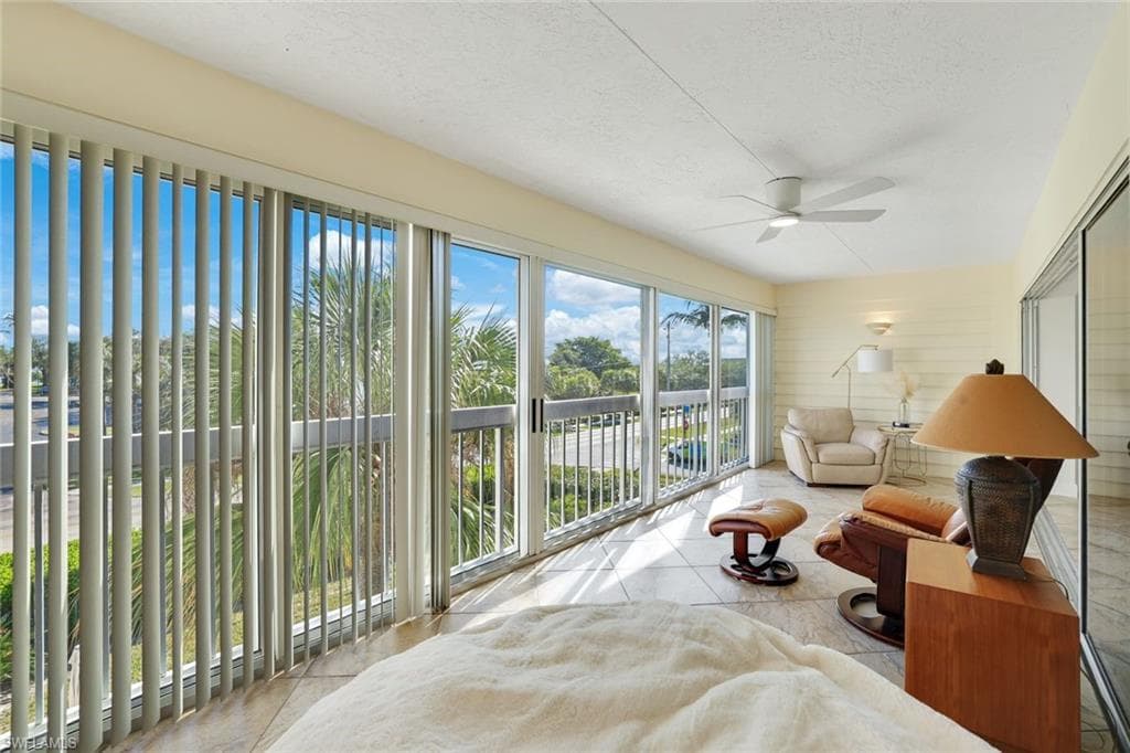 1050 9th St S 202, Naples, FL 34102-20
