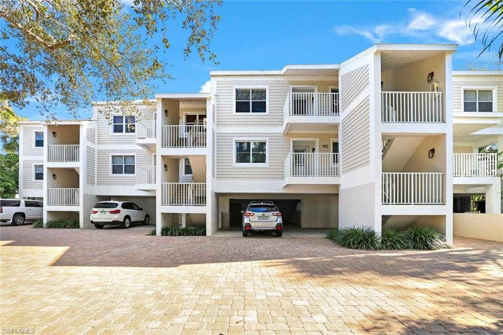 1050 9th St S 202, Naples, FL 34102-21