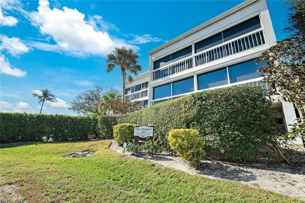 1050 9th St S 202, Naples, FL 34102-23