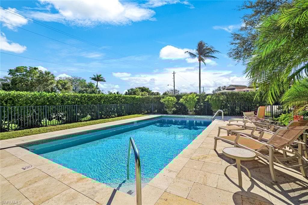 1050 9th St S 202, Naples, FL 34102-24