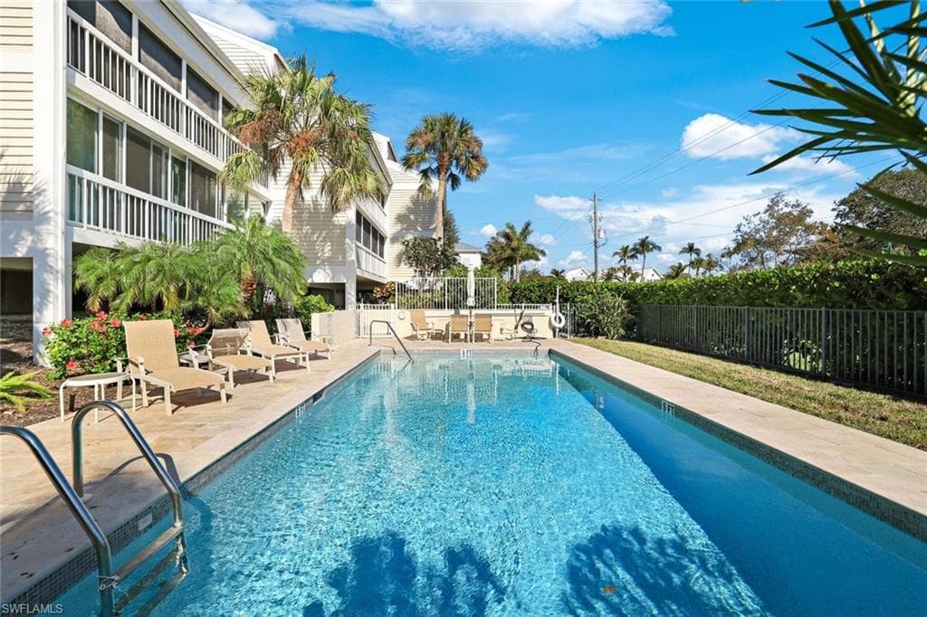 1050 9th St S 202, Naples, FL 34102-25