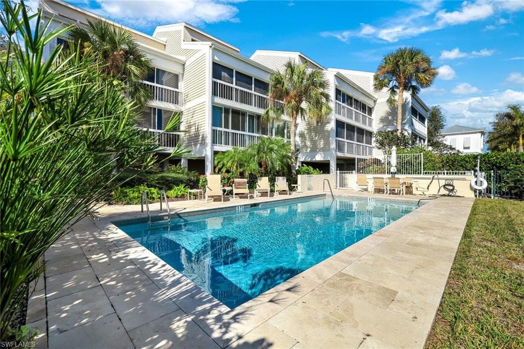 1050 9th St S 202, Naples, FL 34102-26