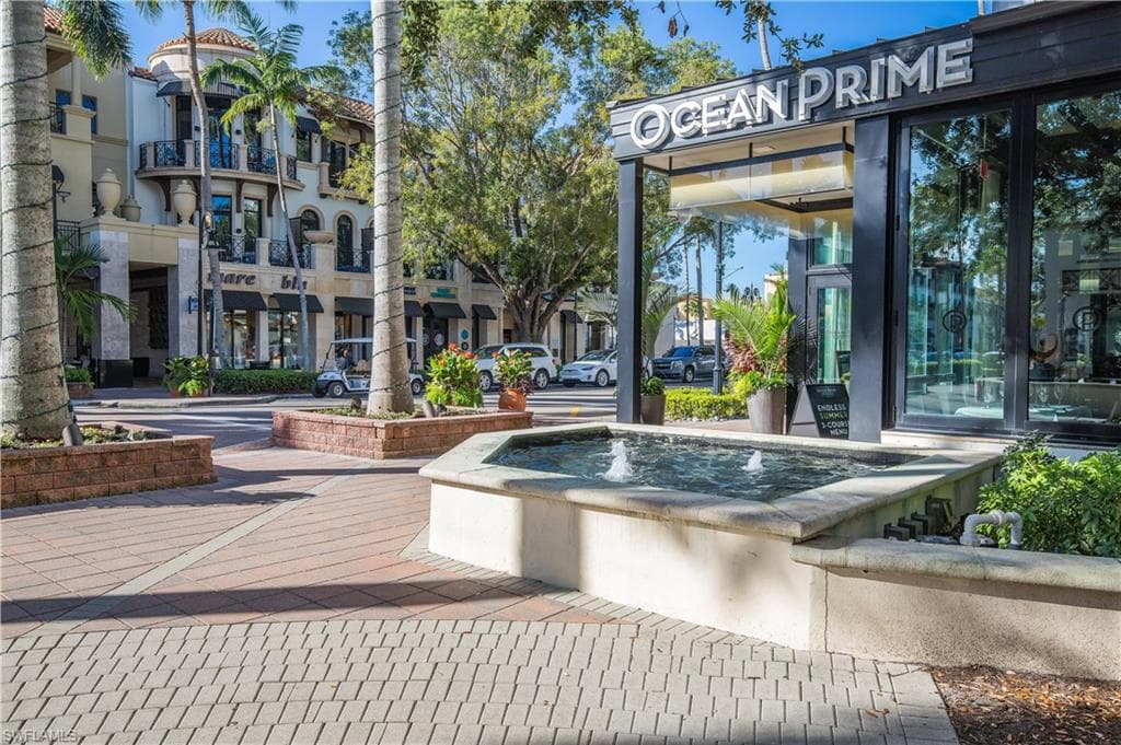1050 9th St S 202, Naples, FL 34102-27