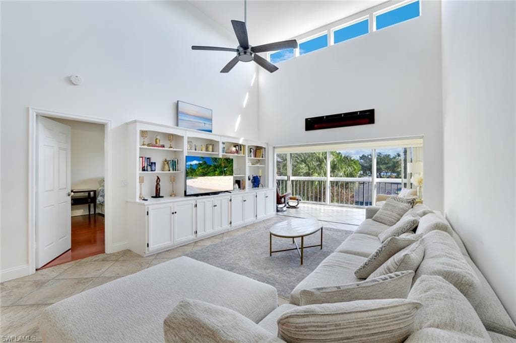 1050 9th St S 202, Naples, FL 34102-2