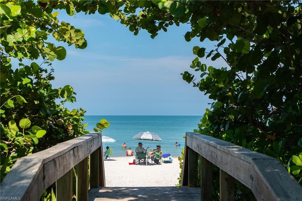 1050 9th St S 202, Naples, FL 34102-30