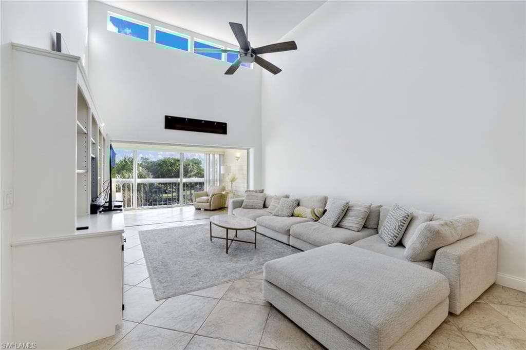 1050 9th St S 202, Naples, FL 34102-3