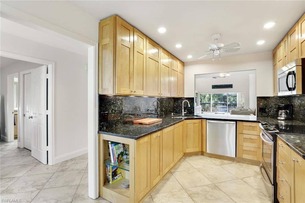 1050 9th St S 202, Naples, FL 34102-5