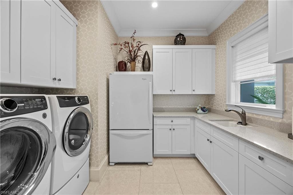 6884 Leeward Way, Naples, FL 34109-45