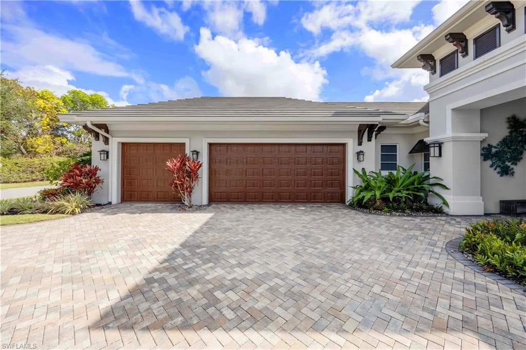 6884 Leeward Way, Naples, FL 34109-6