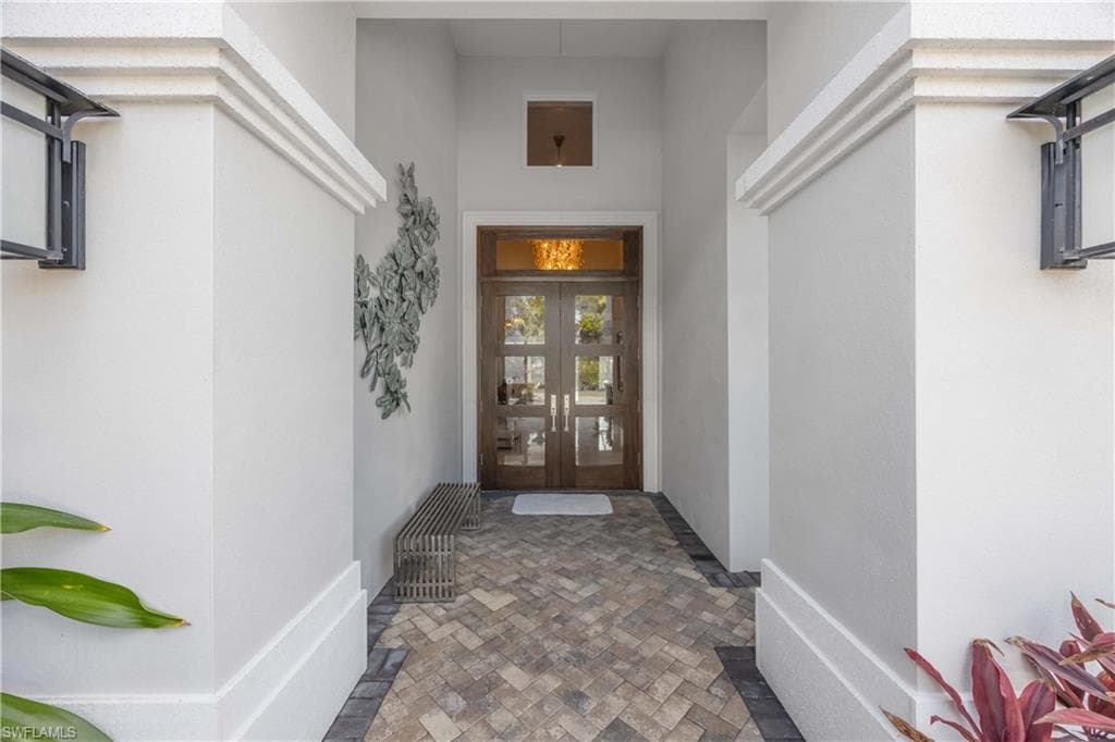 6884 Leeward Way, Naples, FL 34109-7