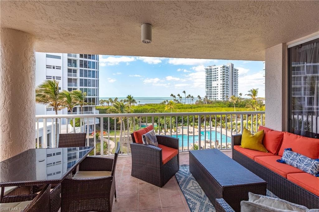 40 Seagate Dr 202a, Naples, FL 34103-11