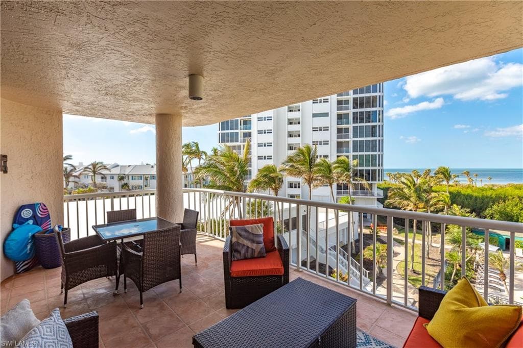 40 Seagate Dr 202a, Naples, FL 34103-19