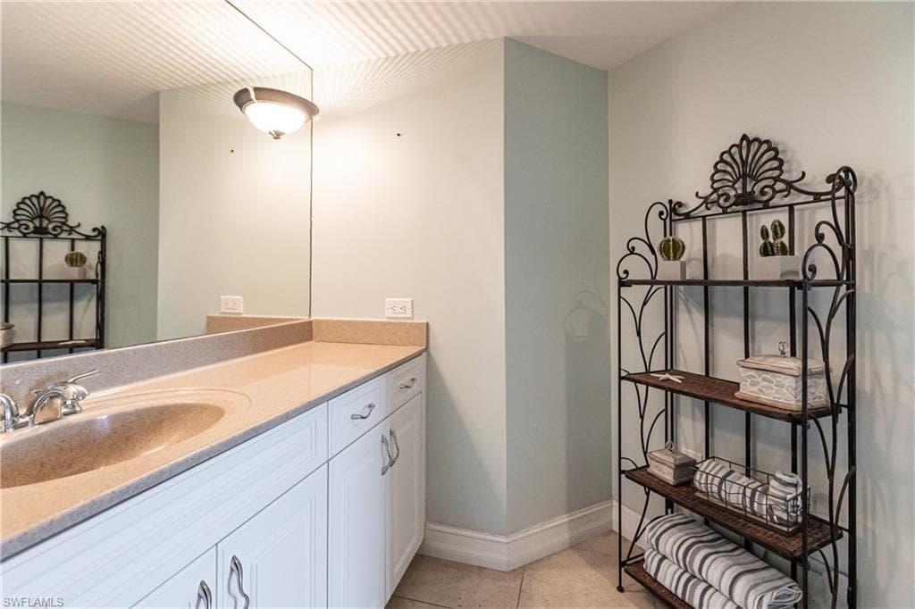 40 Seagate Dr 202a, Naples, FL 34103-34