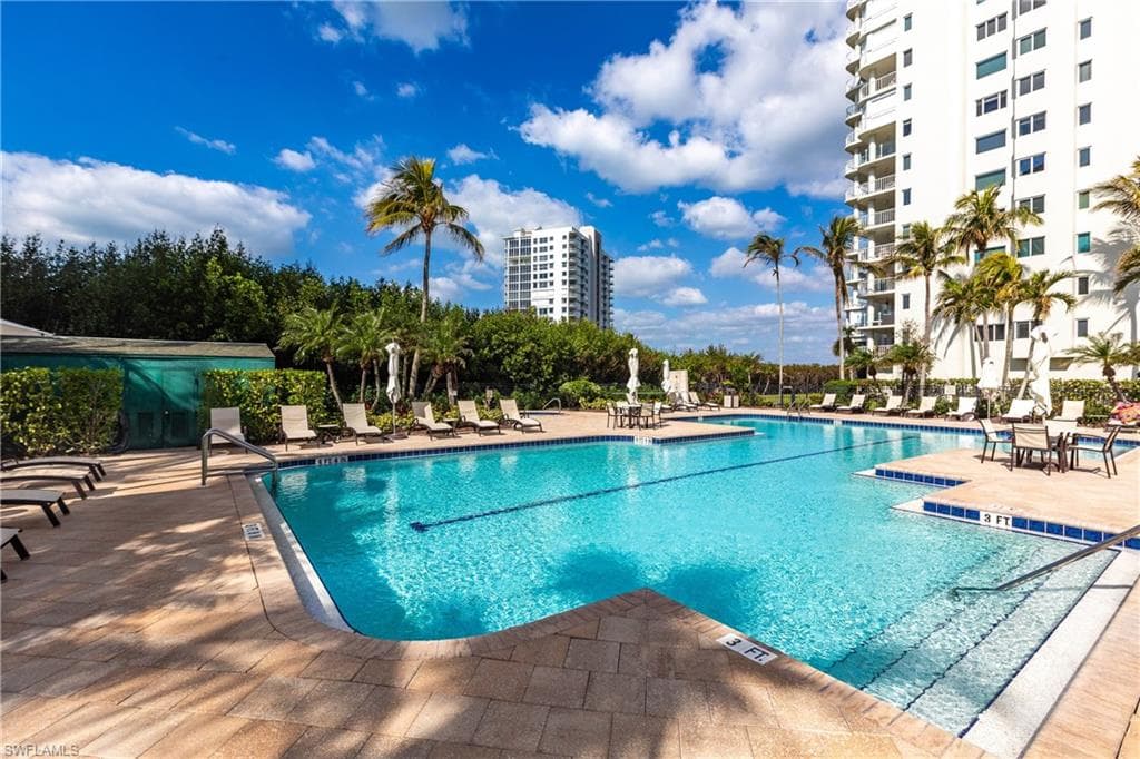 40 Seagate Dr 202a, Naples, FL 34103-37