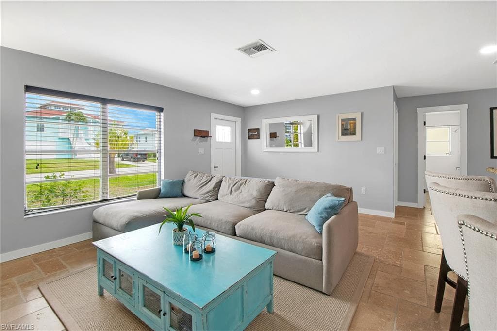 106 Pago Pago Dr W, Naples, FL 34113-6