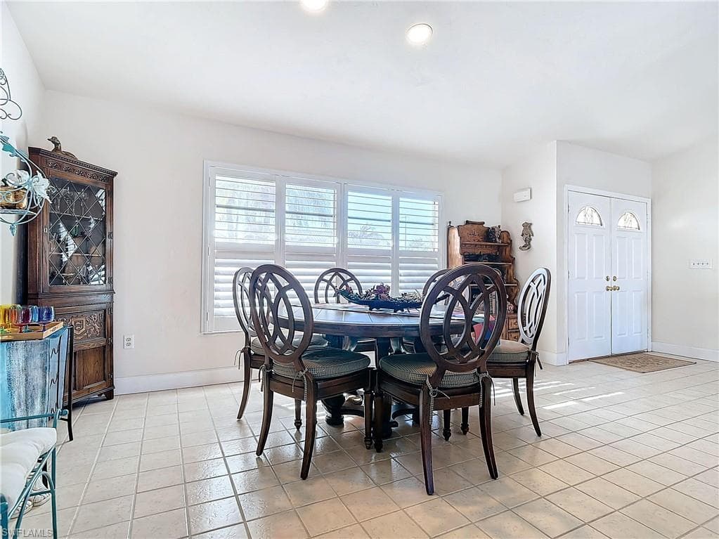327 Conners Ave, Naples, FL 34108-9