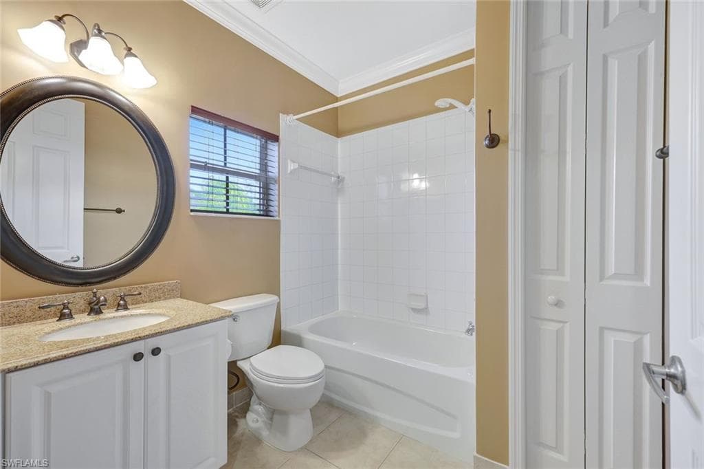 1355 Mariposa Cir 202, Naples, FL 34105-19