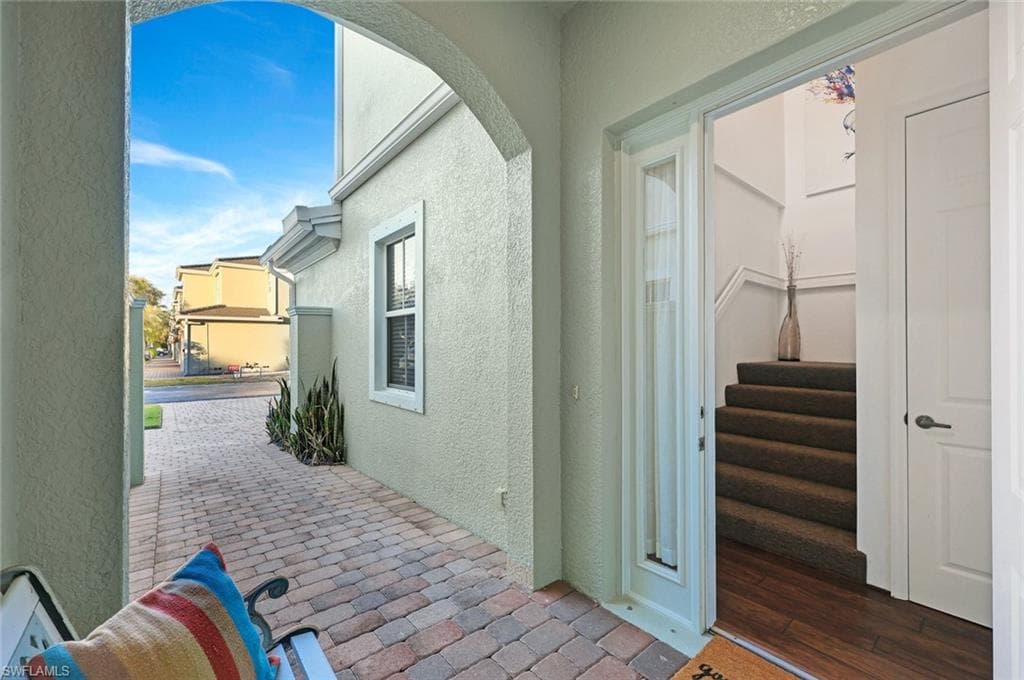 1355 Mariposa Cir 202, Naples, FL 34105-2