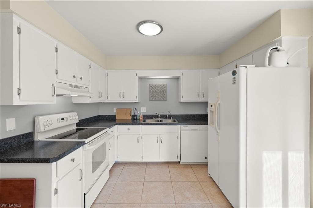654 Palm View Dr 3, Naples, FL 34110-10
