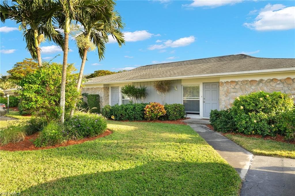 654 Palm View Dr 3, Naples, FL 34110-3