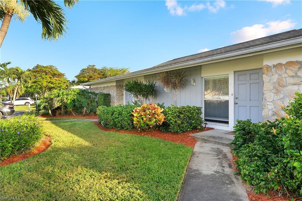 654 Palm View Dr 3, Naples, FL 34110-4