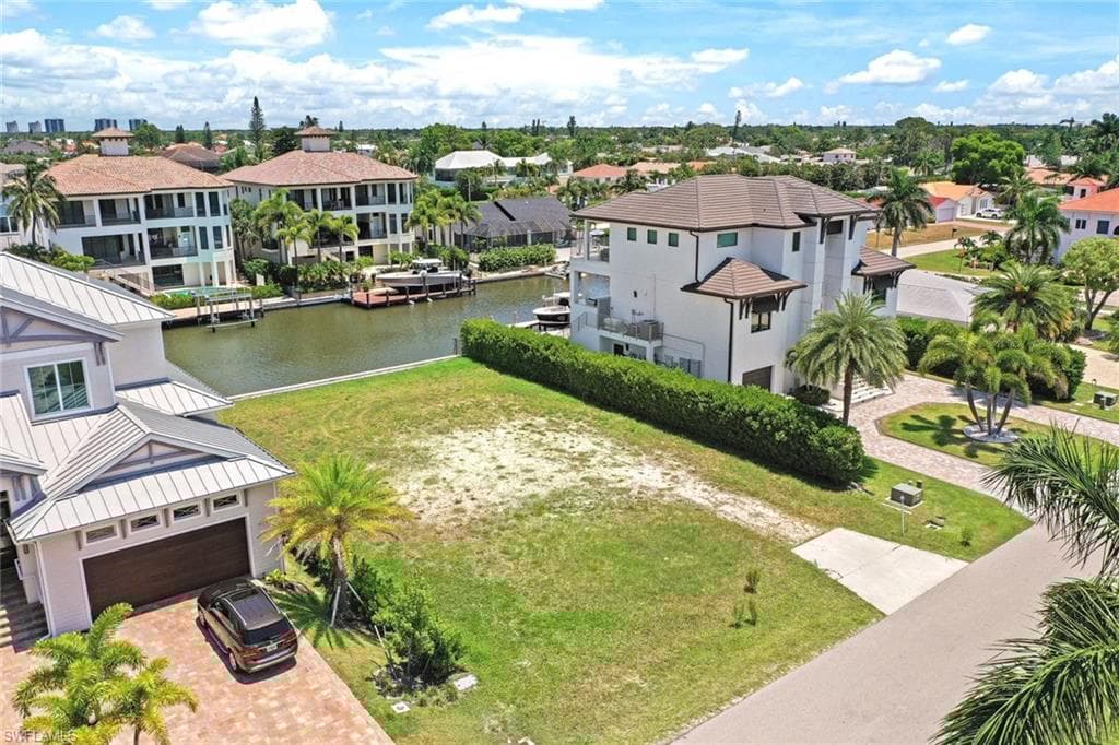 469 Trade Winds Ave, Naples, FL 34108-17