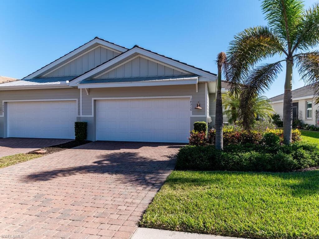 14916 Edgewater Cir, Naples, FL 34114-2