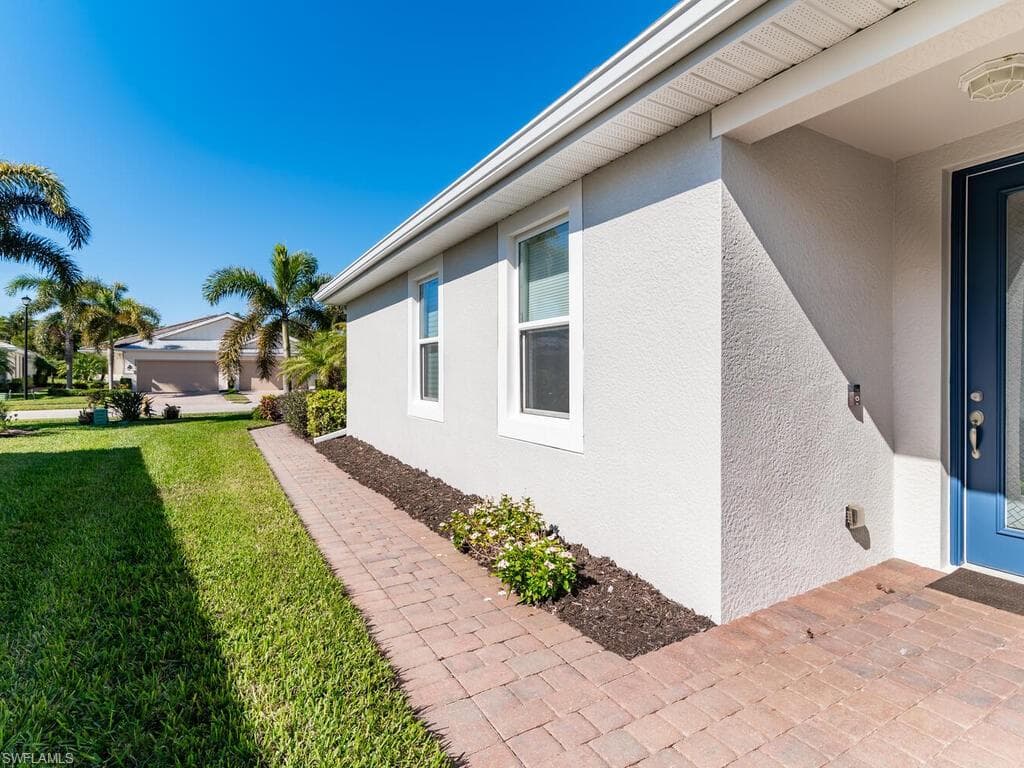 14916 Edgewater Cir, Naples, FL 34114-3