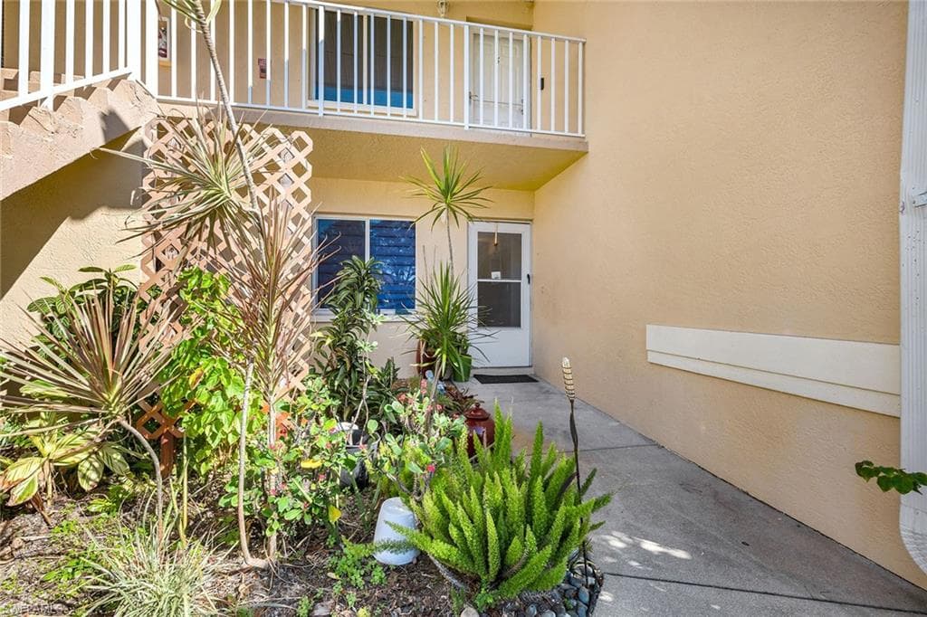 200 Furse Lakes Cir B2, Naples, FL 34104-26