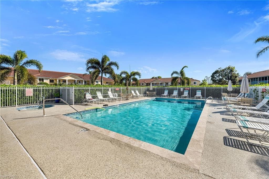 200 Furse Lakes Cir B2, Naples, FL 34104-28