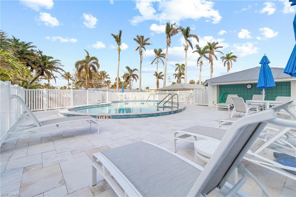 2011 Gulf Shore Blvd N 54, Naples, FL 34102-17