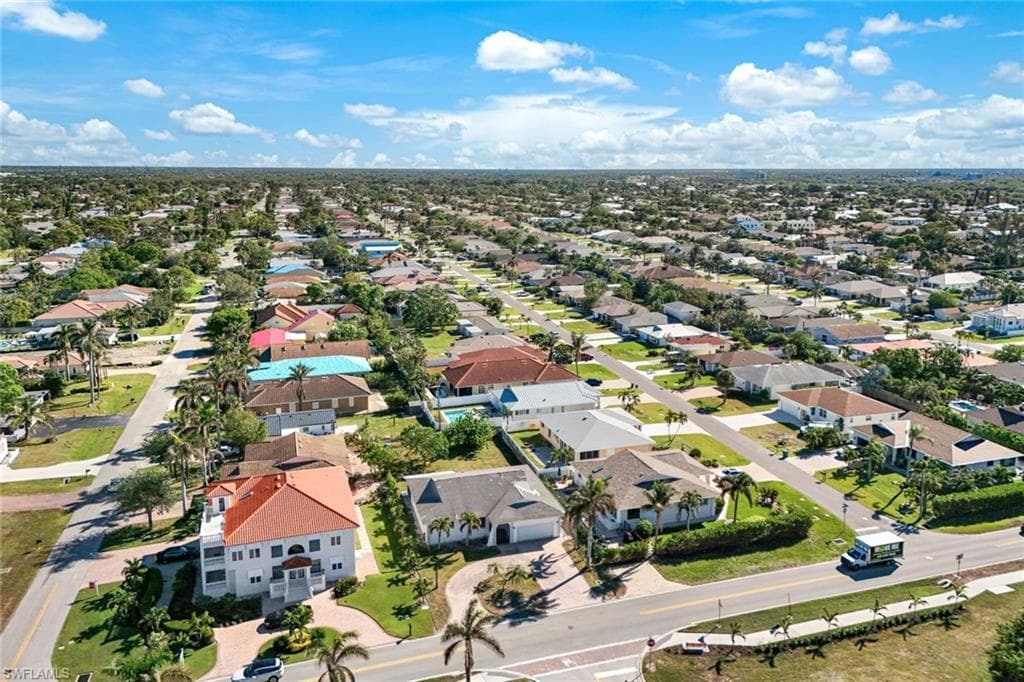 9940 Vanderbilt Dr, Naples, FL 34108-9