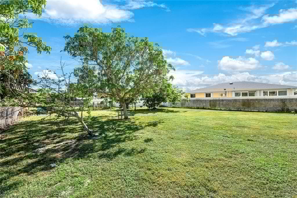 9940 Vanderbilt Dr, Naples, FL 34108-14