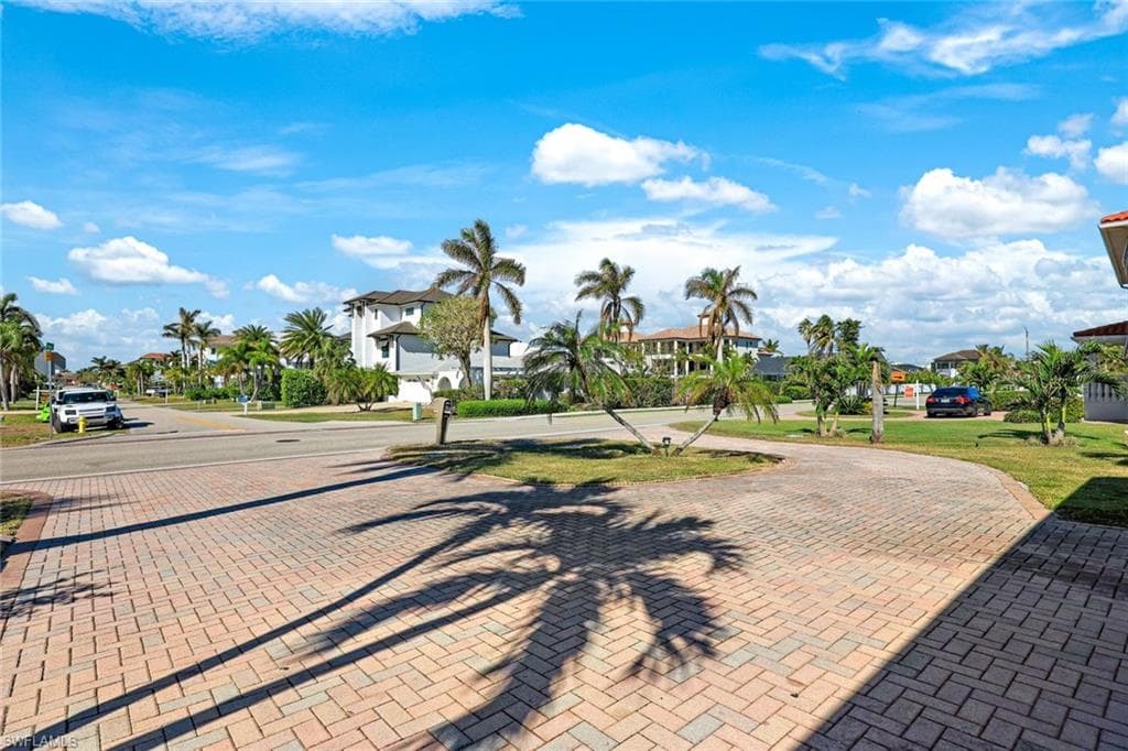 9940 Vanderbilt Dr, Naples, FL 34108-17