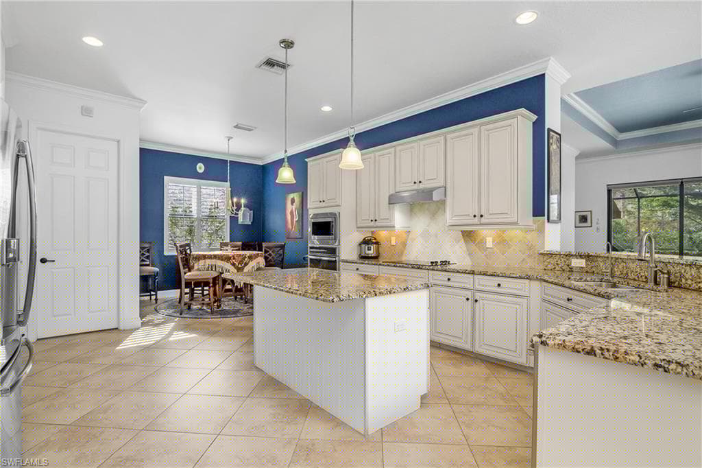 9355 Vercelli Ct, Naples, FL 34113-3