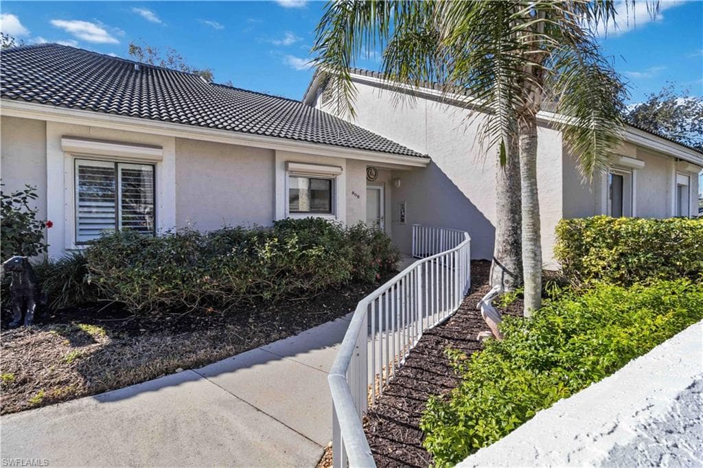 808 Arbor Lake Dr 8-105, Naples, FL 34110-4