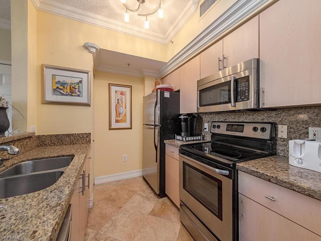 1210 Reserve Way 204, Naples, FL 34105-5