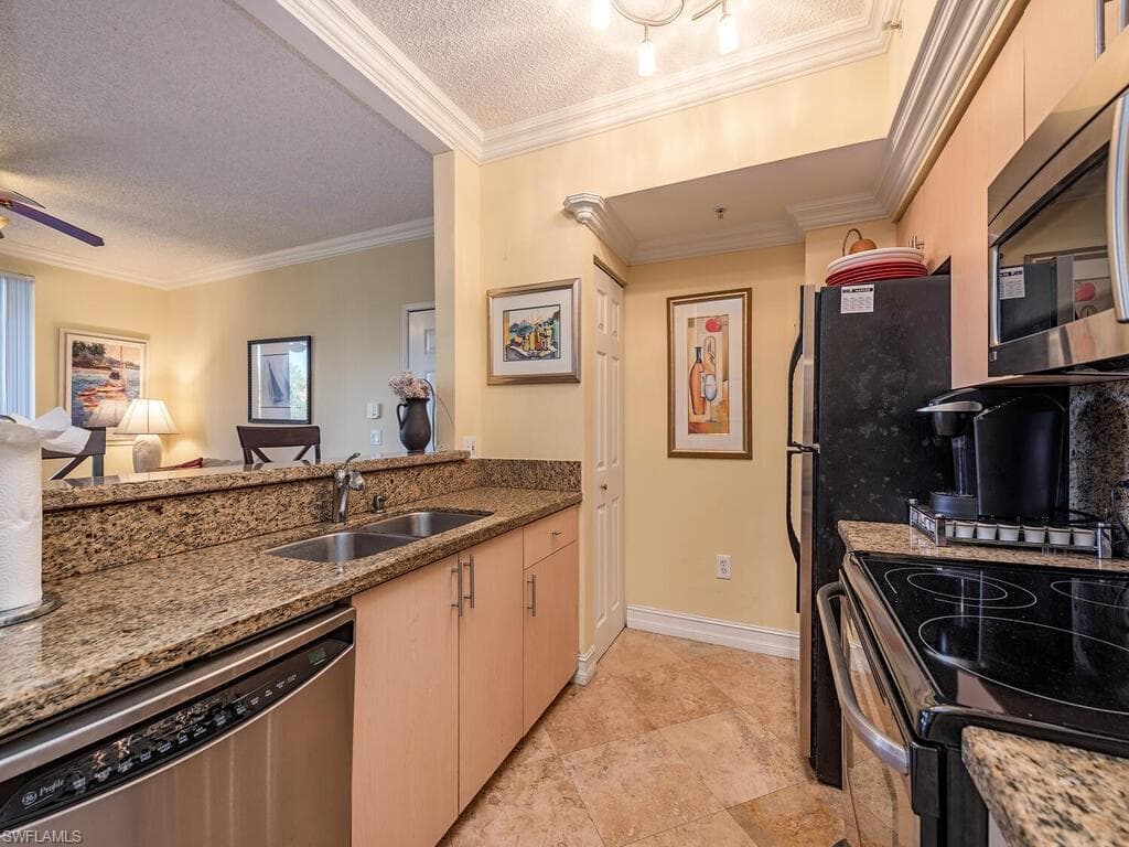 1210 Reserve Way 204, Naples, FL 34105-6