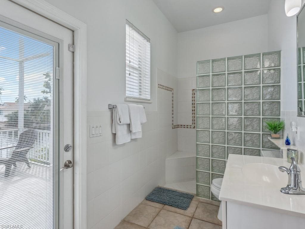 859 Wintergreen Ct, Marco Island, FL 34145-26