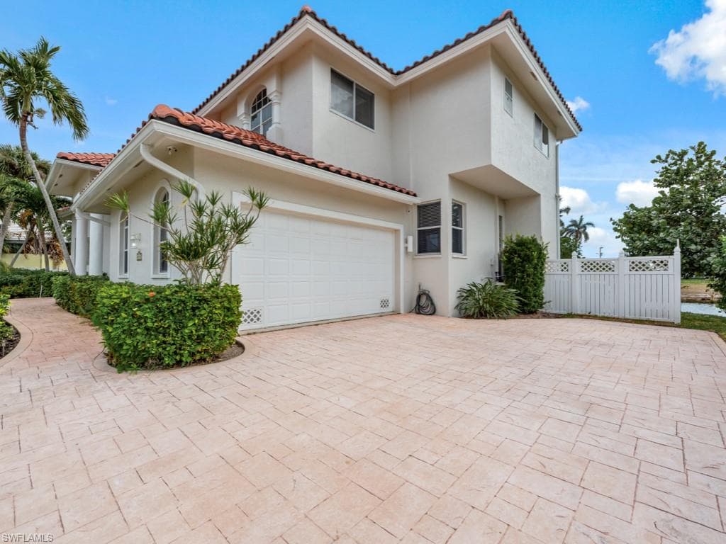 859 Wintergreen Ct, Marco Island, FL 34145-5