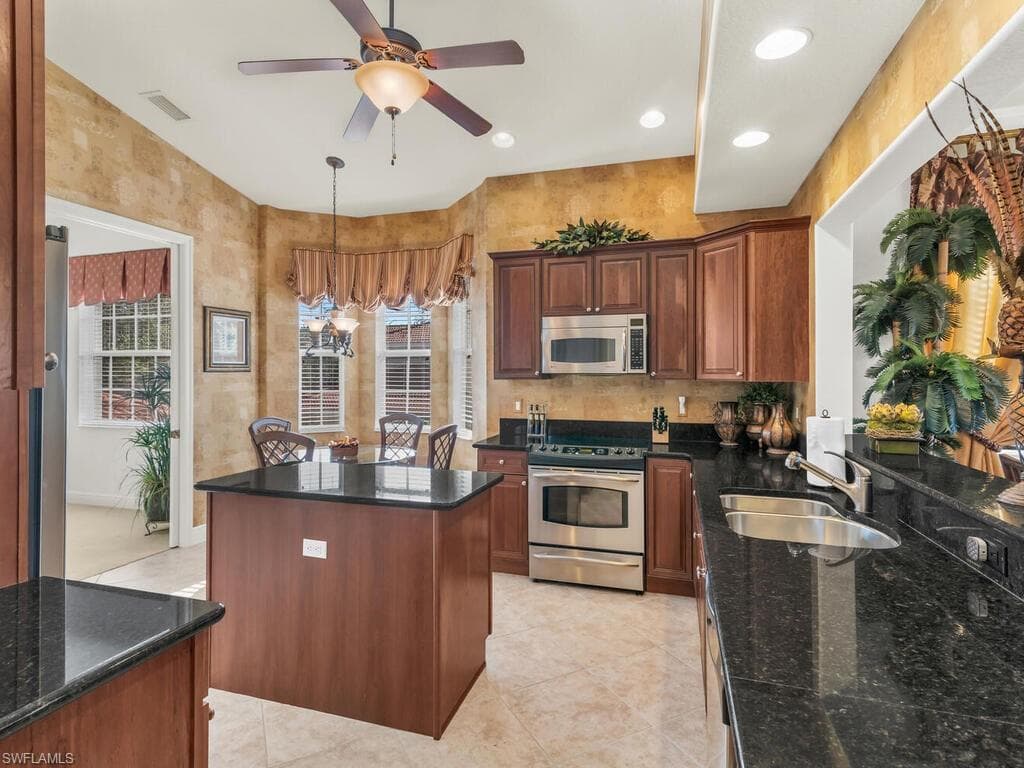 7869 Hawthorne Dr 303, Naples, FL 34113-16