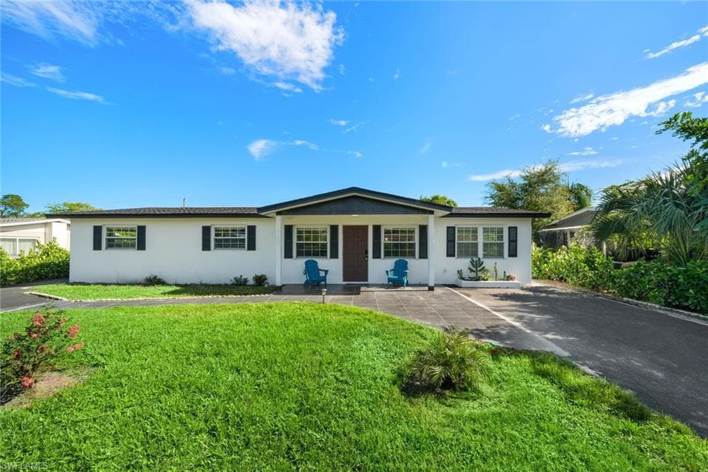 3999 Guava Dr, Naples, FL 34104-4